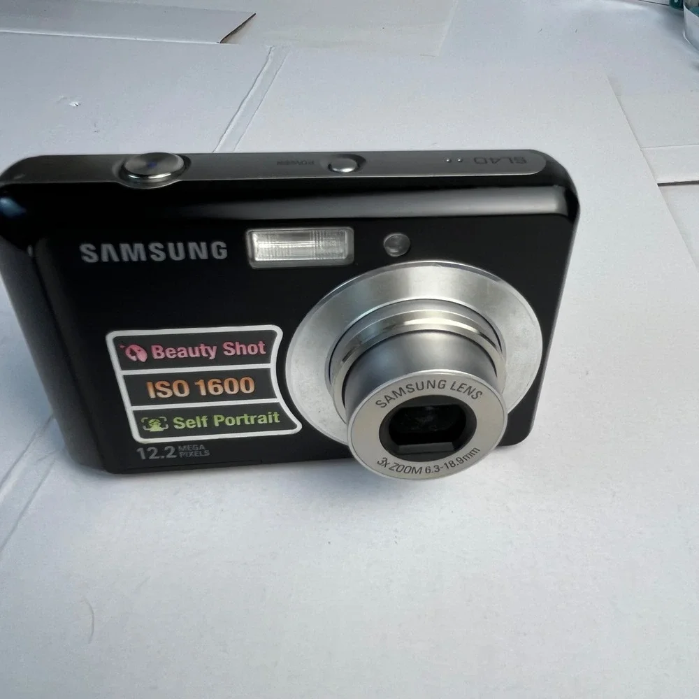 Samsung SL40 Digital Camera Black 12.2MP 3x Zoom Beauty Shot with Case Logic Bag